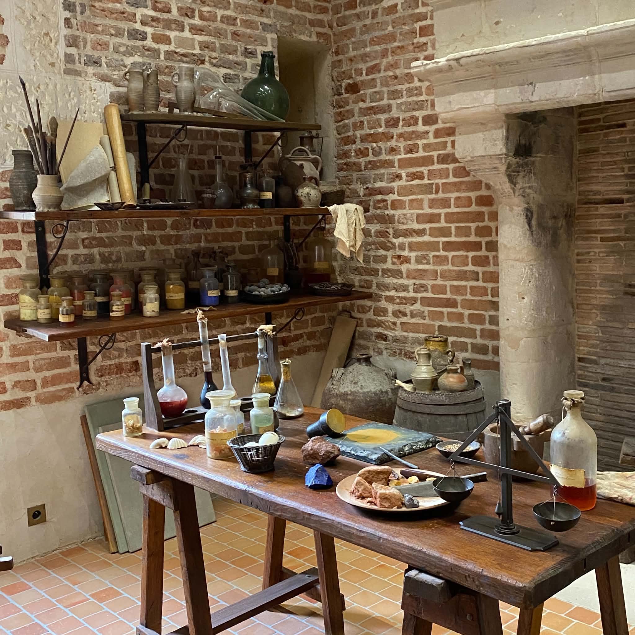 Reconstitution de l'atelier de Léonard de Vinci au Clos Lucé, avec flacons, pigments et instruments