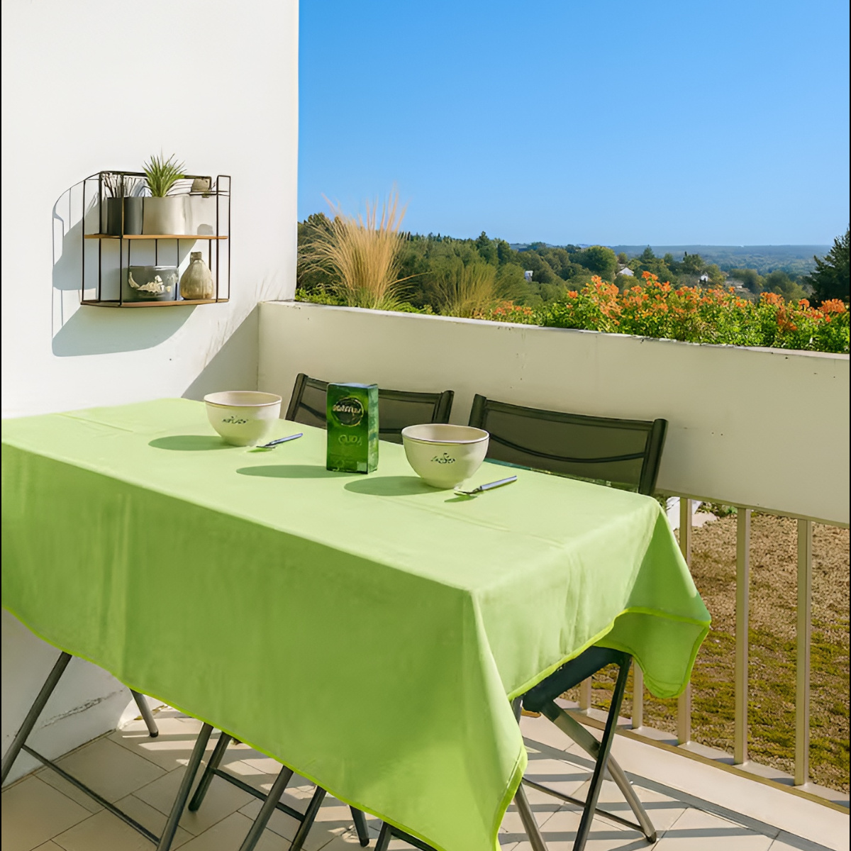 Petit-déjeuner sur le balcon ensoleillé avec vue dégagée sur le parc