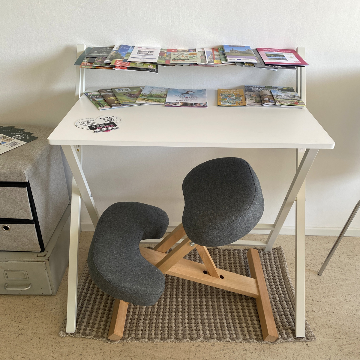 Espace bureau pour le télétravail en full-remote avec internet haut-débit Wi-Fi— studio meublé Montrichard