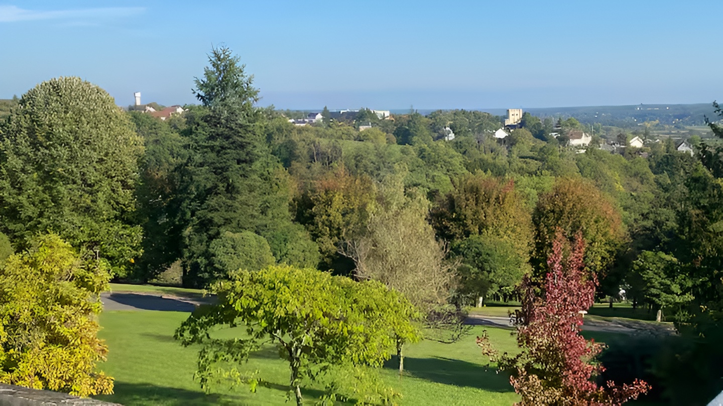 Vue depuis le balcon du studio sur la vallée verdoyante du Cher