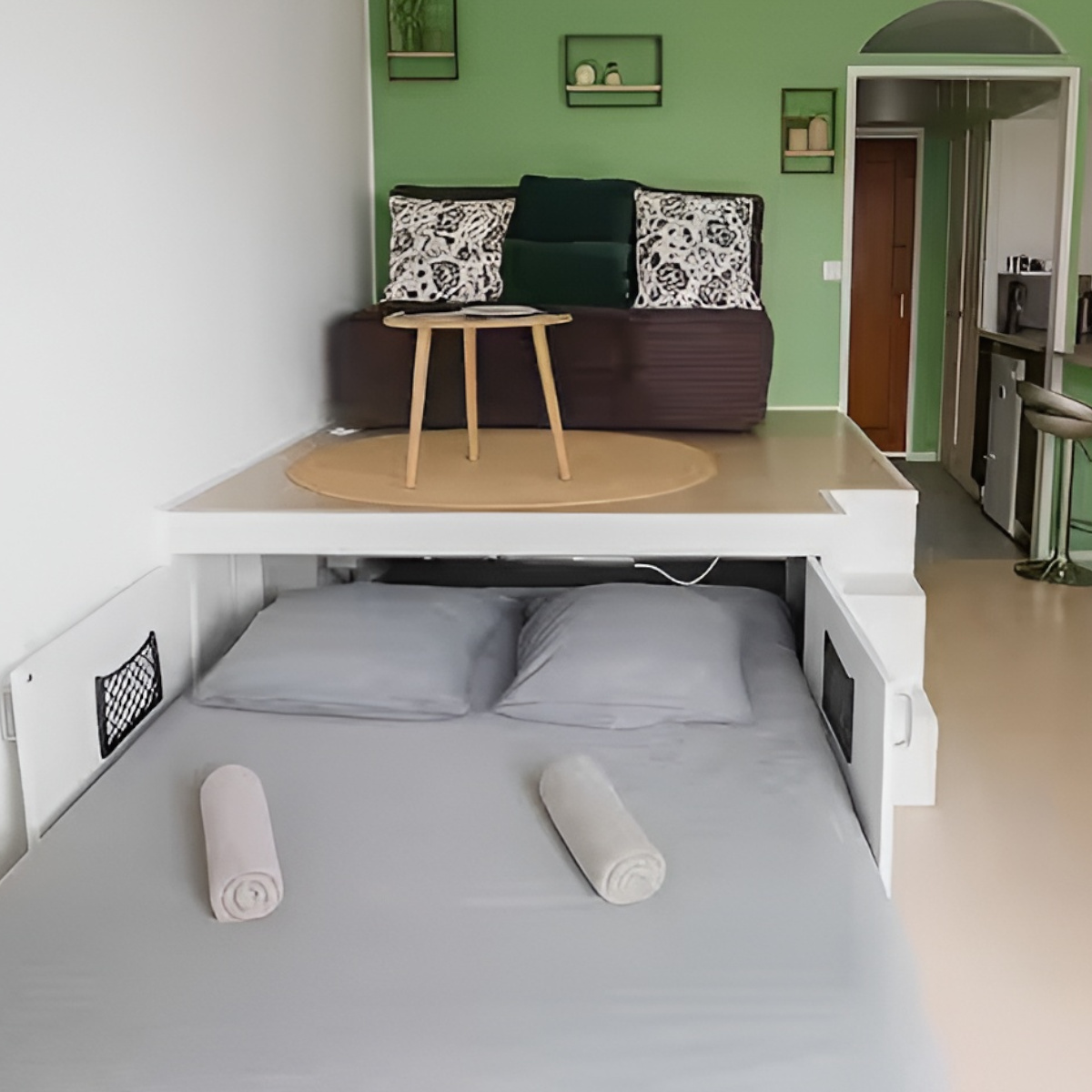 Aménagement astucieux du couchage avec lit escamotable pour 2 personnes 140 sur 190 cm