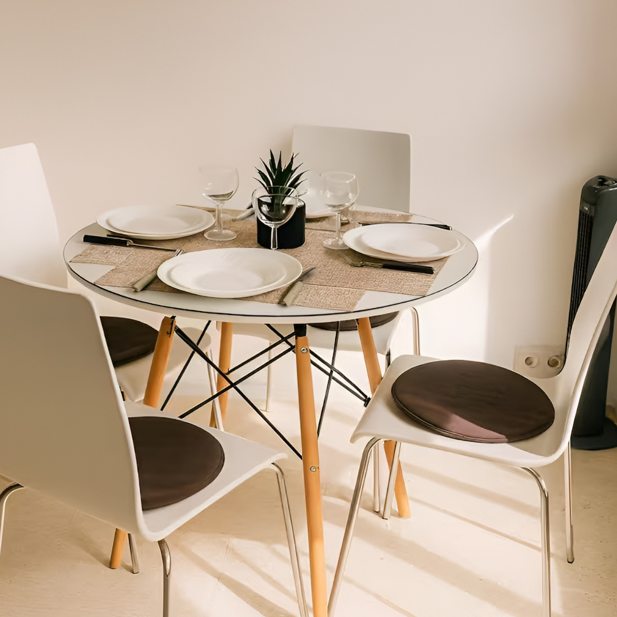 Table 4 personnes pour prendre les repas en couple ou en famille