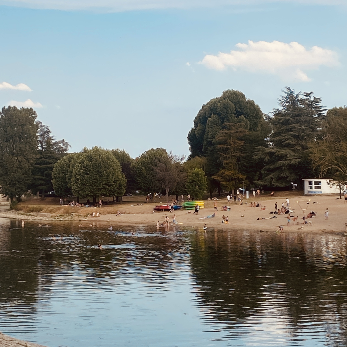 Une plage aménagée le long du Cher pour se baigner, profiter du beau temps, et pratiquer les activités nautiques : paddle, canoë...